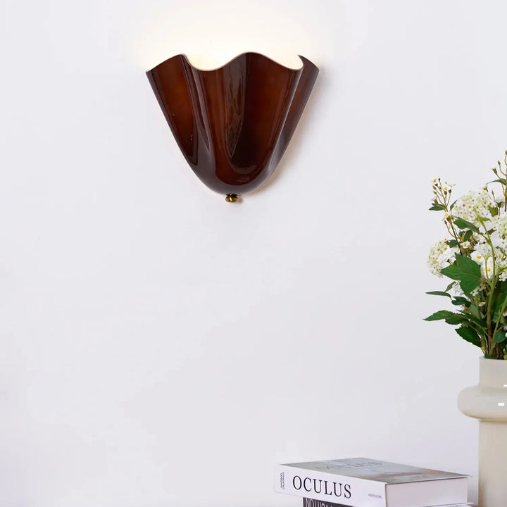Dekorative Wandleuchte mit Glasschirm im Retro-Stil