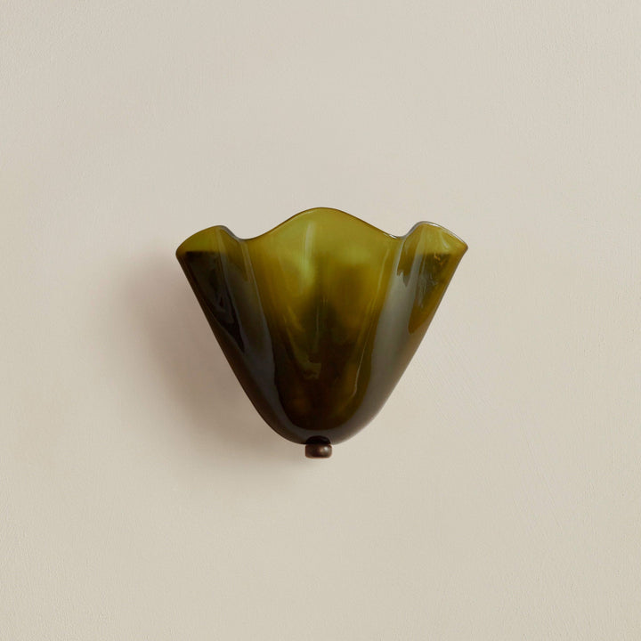 Dekorative Wandleuchte mit Glasschirm im Retro-Stil