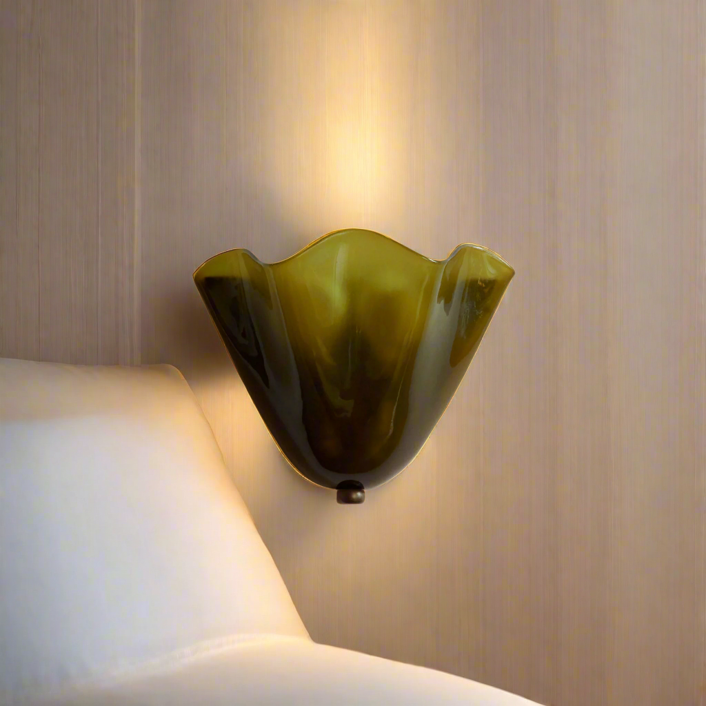 Dekorative Wandleuchte mit Glasschirm im Retro-Stil