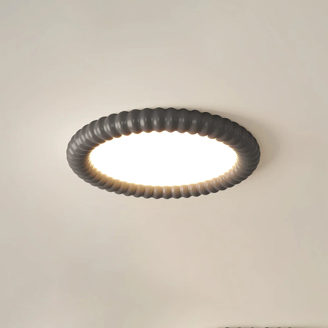 Moderne LED-Deckenleuchte mit dekorativem Wellenrahmen