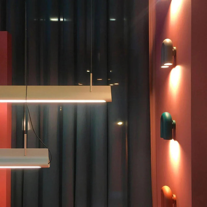 Moderne LED-Wandleuchte in Bogenform
