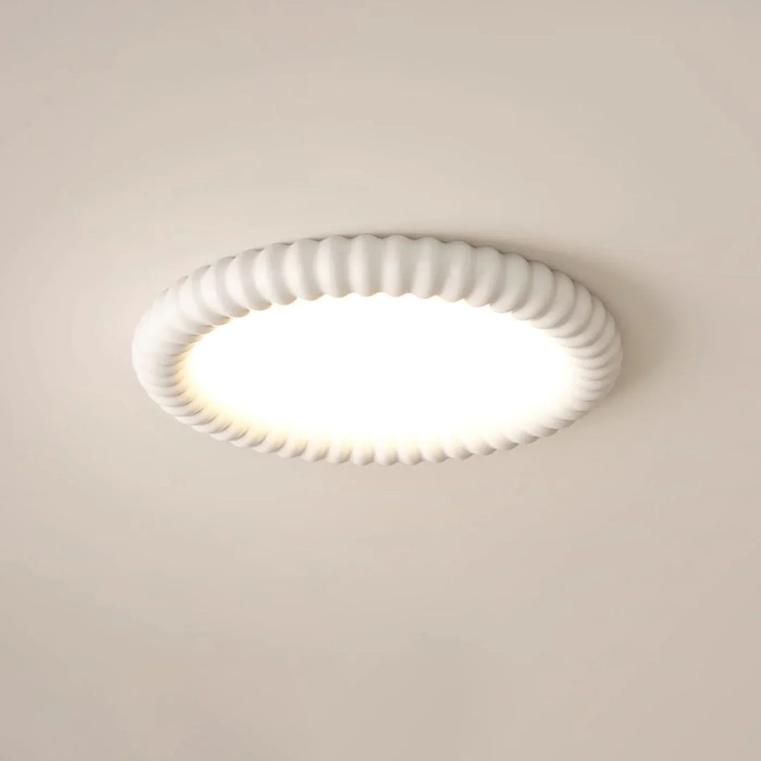 Moderne LED-Deckenleuchte mit dekorativem Wellenrahmen
