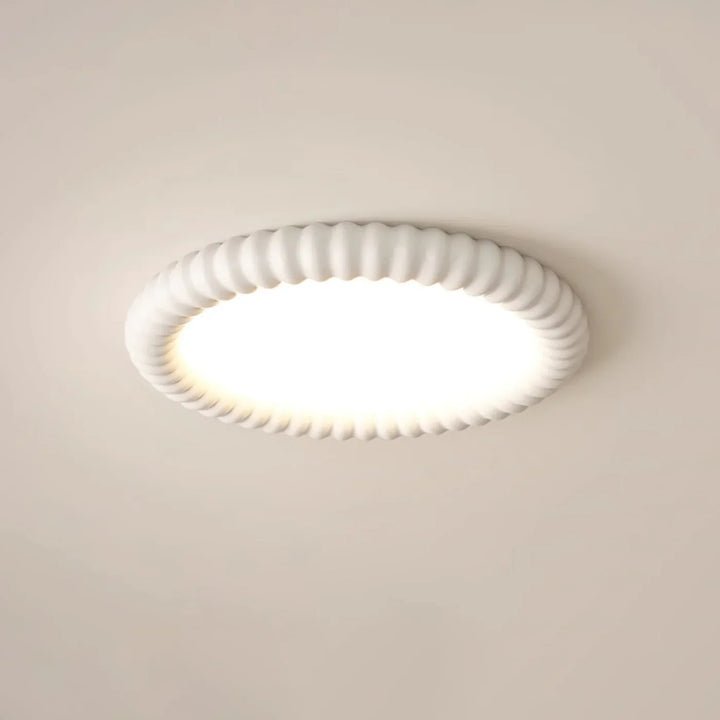 Moderne LED-Deckenleuchte mit dekorativem Wellenrahmen