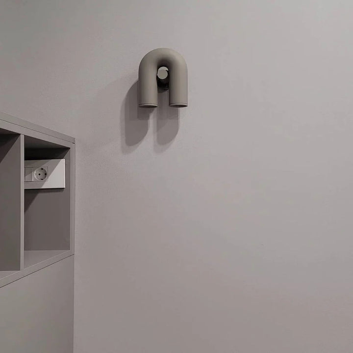 Moderne LED-Wandleuchte in Bogenform