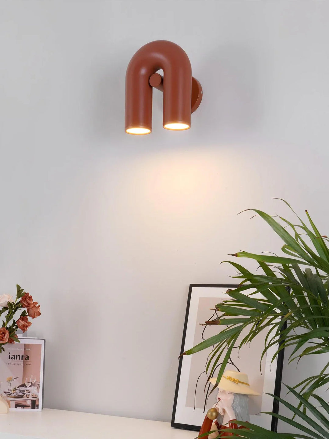 Moderne LED-Wandleuchte in Bogenform