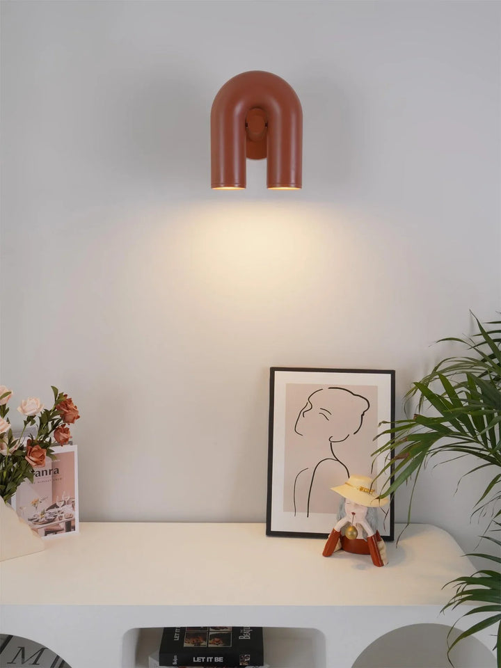 Moderne LED-Wandleuchte in Bogenform