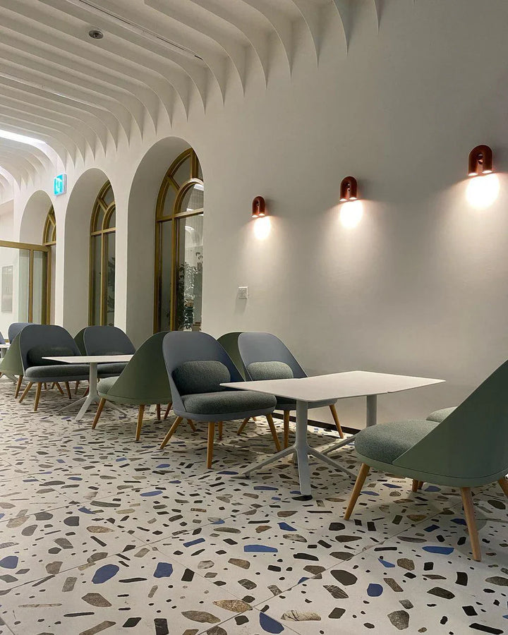 Moderne LED-Wandleuchte in Bogenform