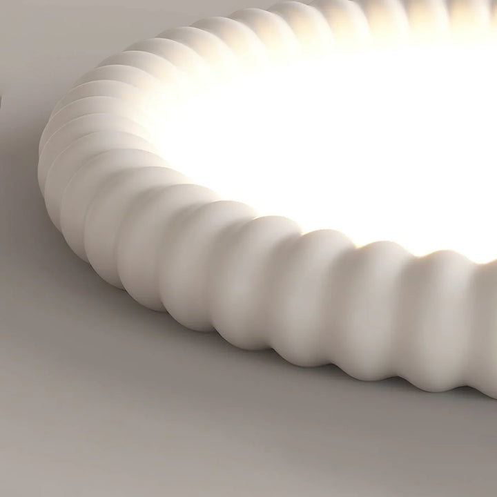 Moderne LED-Deckenleuchte mit dekorativem Wellenrahmen