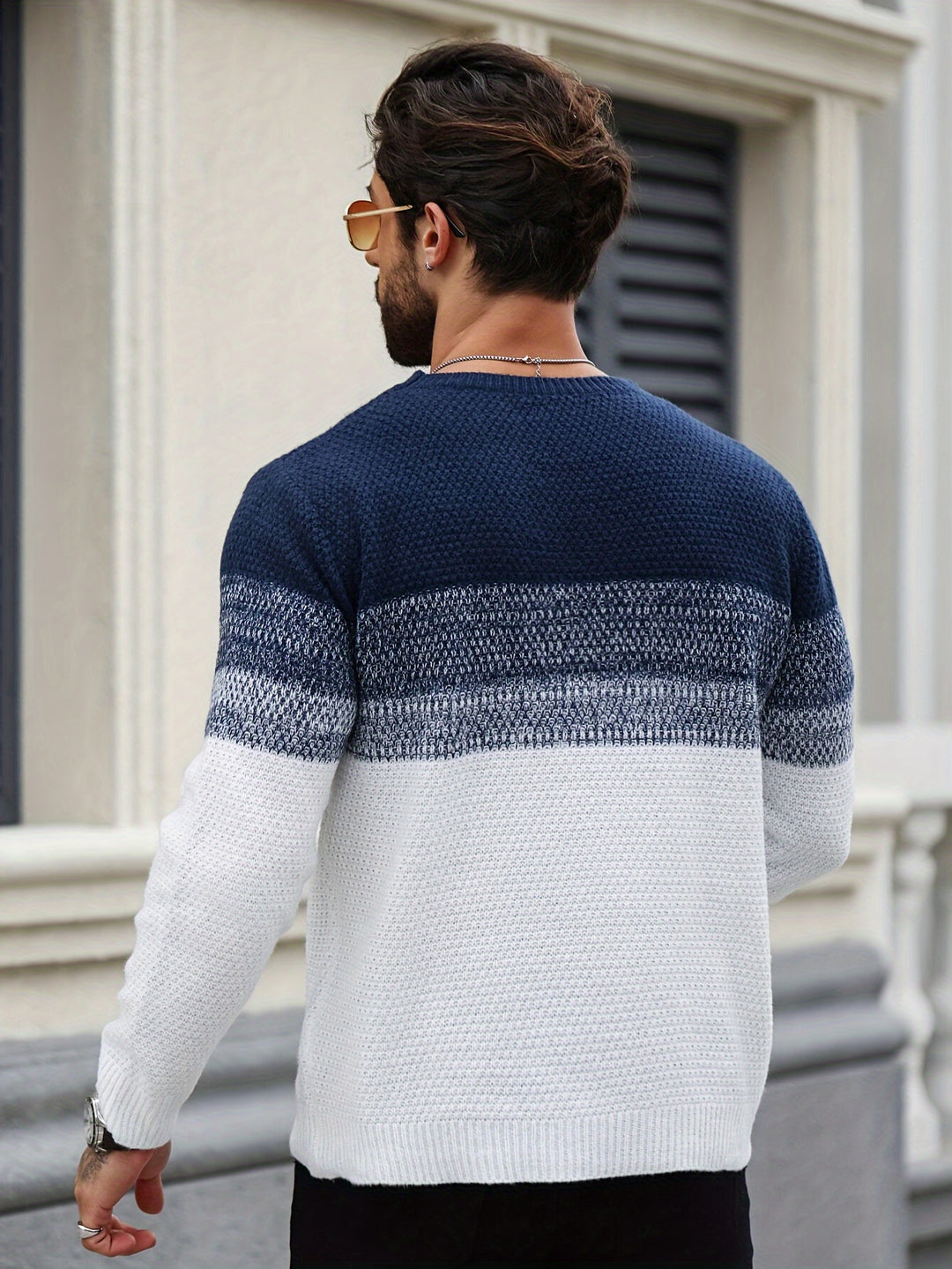 Herrenpullover mit Farbverlauf und Rundhalsausschnitt