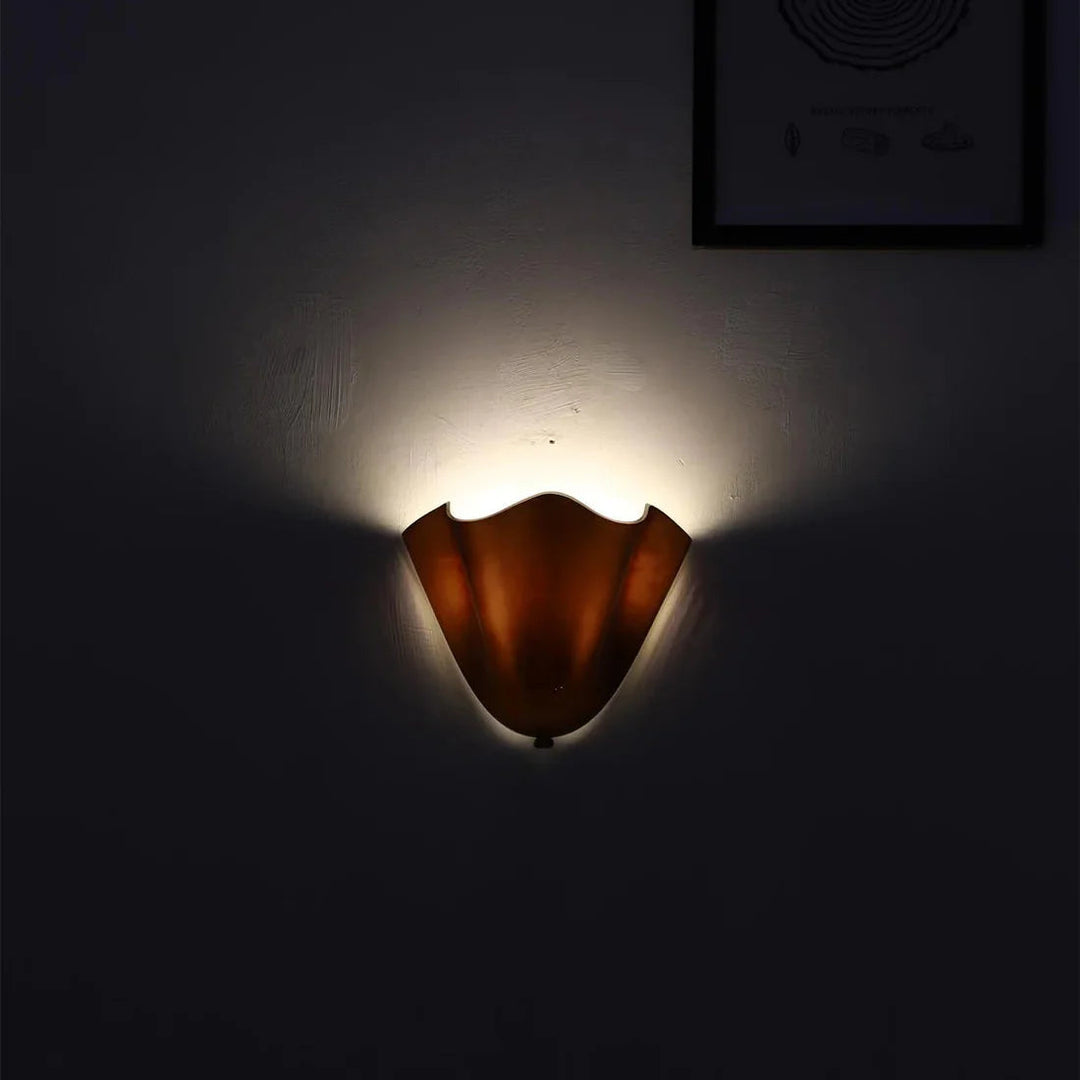 Dekorative Wandleuchte mit Glasschirm im Retro-Stil