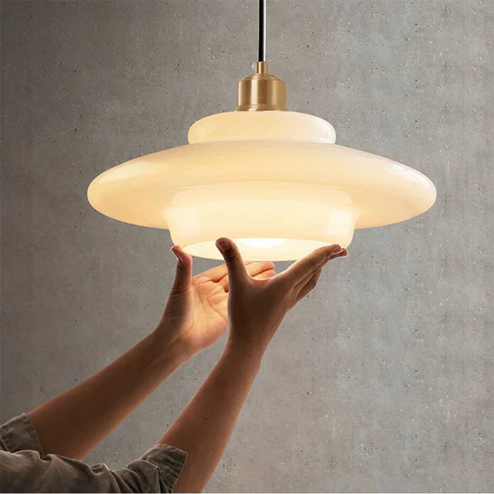 Pendelleuchte mit Milchglas-Schirm