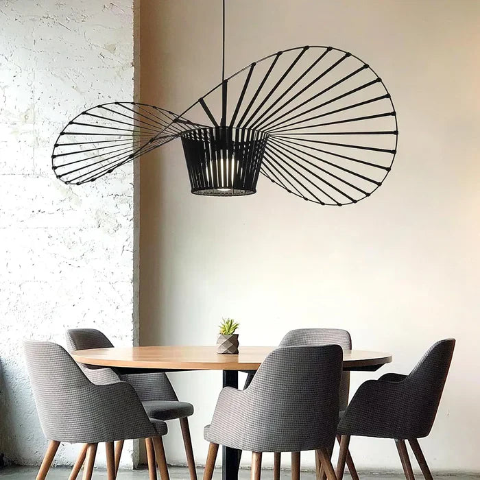 Moderne Pendelleuchte mit skulpturaler Spiralform
