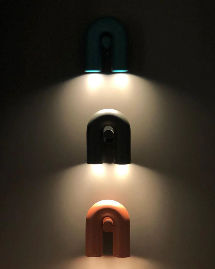 Moderne LED-Wandleuchte in Bogenform