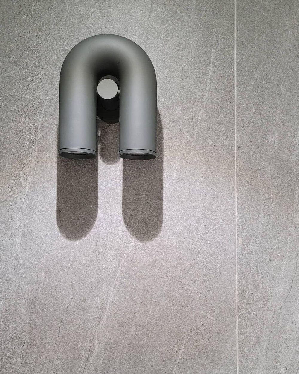 Moderne LED-Wandleuchte in Bogenform