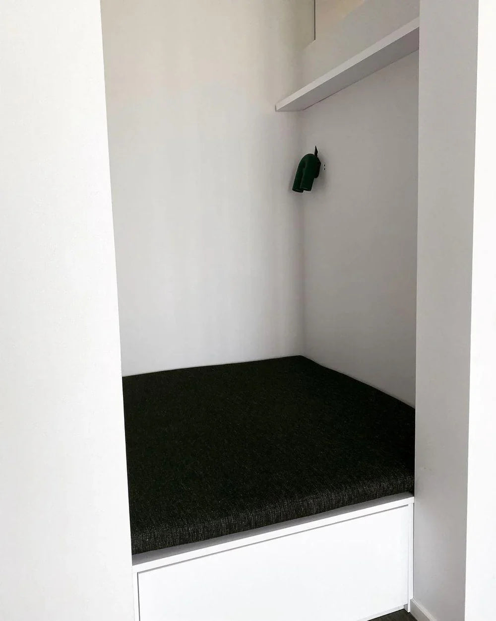 Moderne LED-Wandleuchte in Bogenform