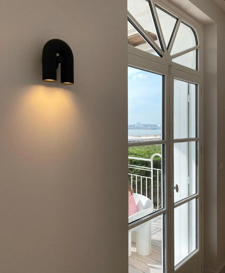 Moderne LED-Wandleuchte in Bogenform