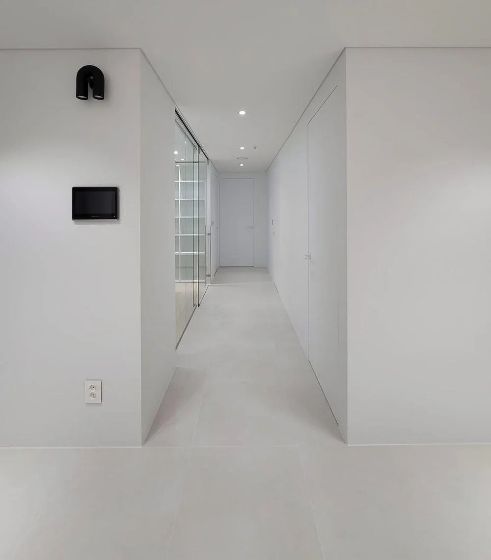 Moderne LED-Wandleuchte in Bogenform