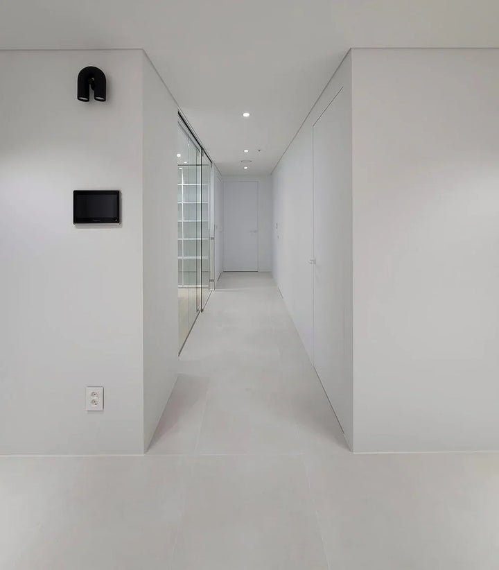 Moderne LED-Wandleuchte in Bogenform