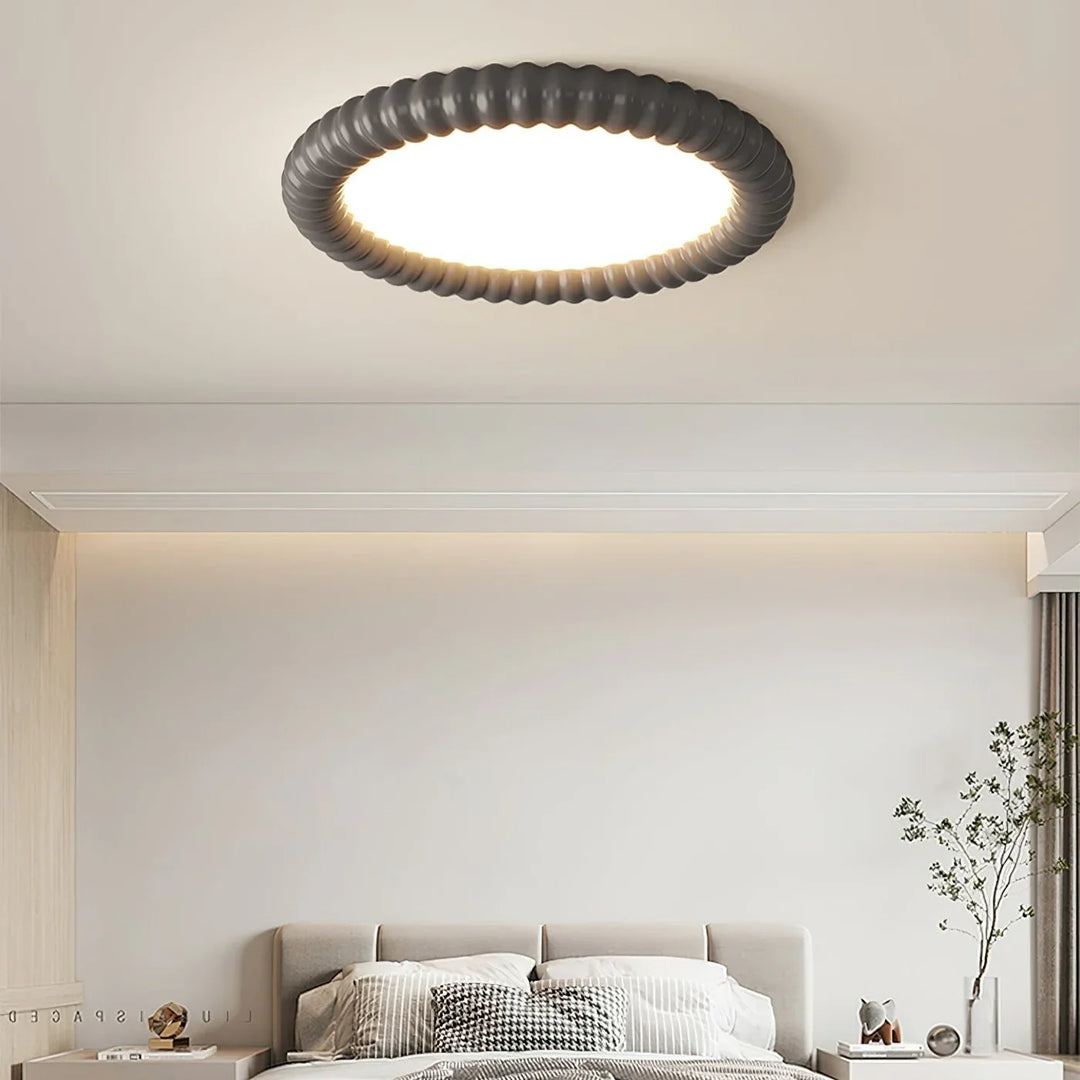 Moderne LED-Deckenleuchte mit dekorativem Wellenrahmen