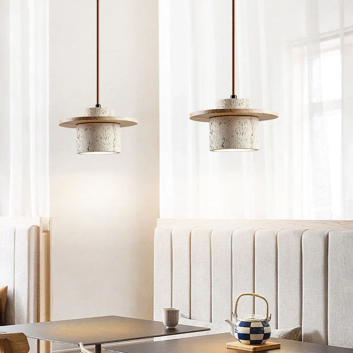 Moderne Pendelleuchte aus Travertin und Holz