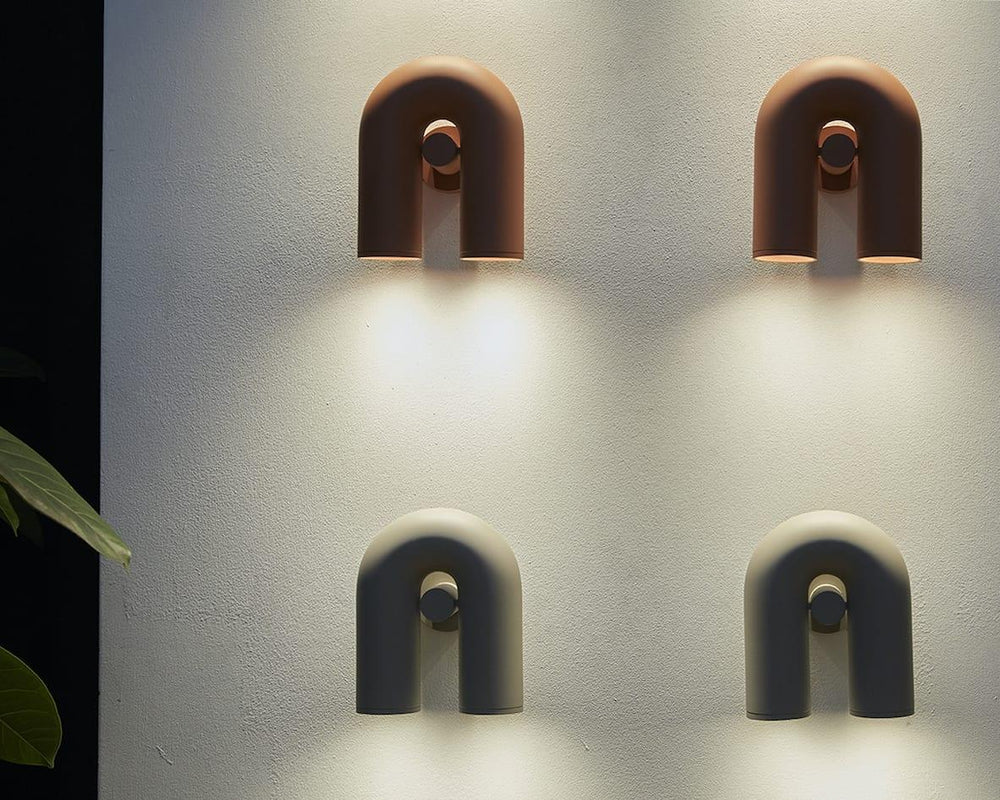 Moderne LED-Wandleuchte in Bogenform
