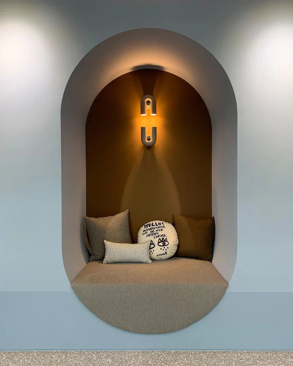Moderne LED-Wandleuchte in Bogenform