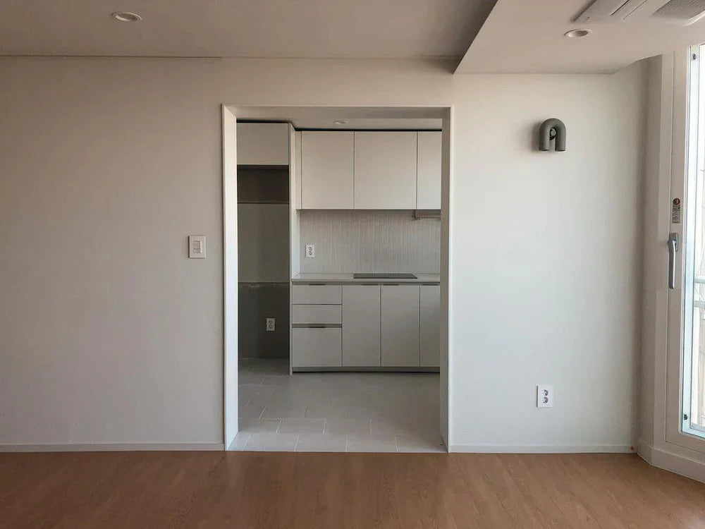 Moderne LED-Wandleuchte in Bogenform
