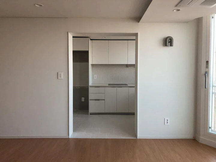 Moderne LED-Wandleuchte in Bogenform