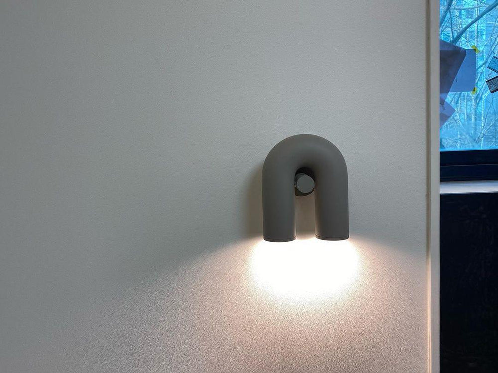 Moderne LED-Wandleuchte in Bogenform