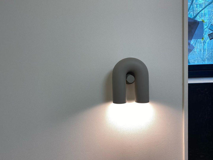 Moderne LED-Wandleuchte in Bogenform