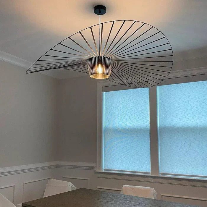 Moderne Pendelleuchte mit skulpturaler Spiralform