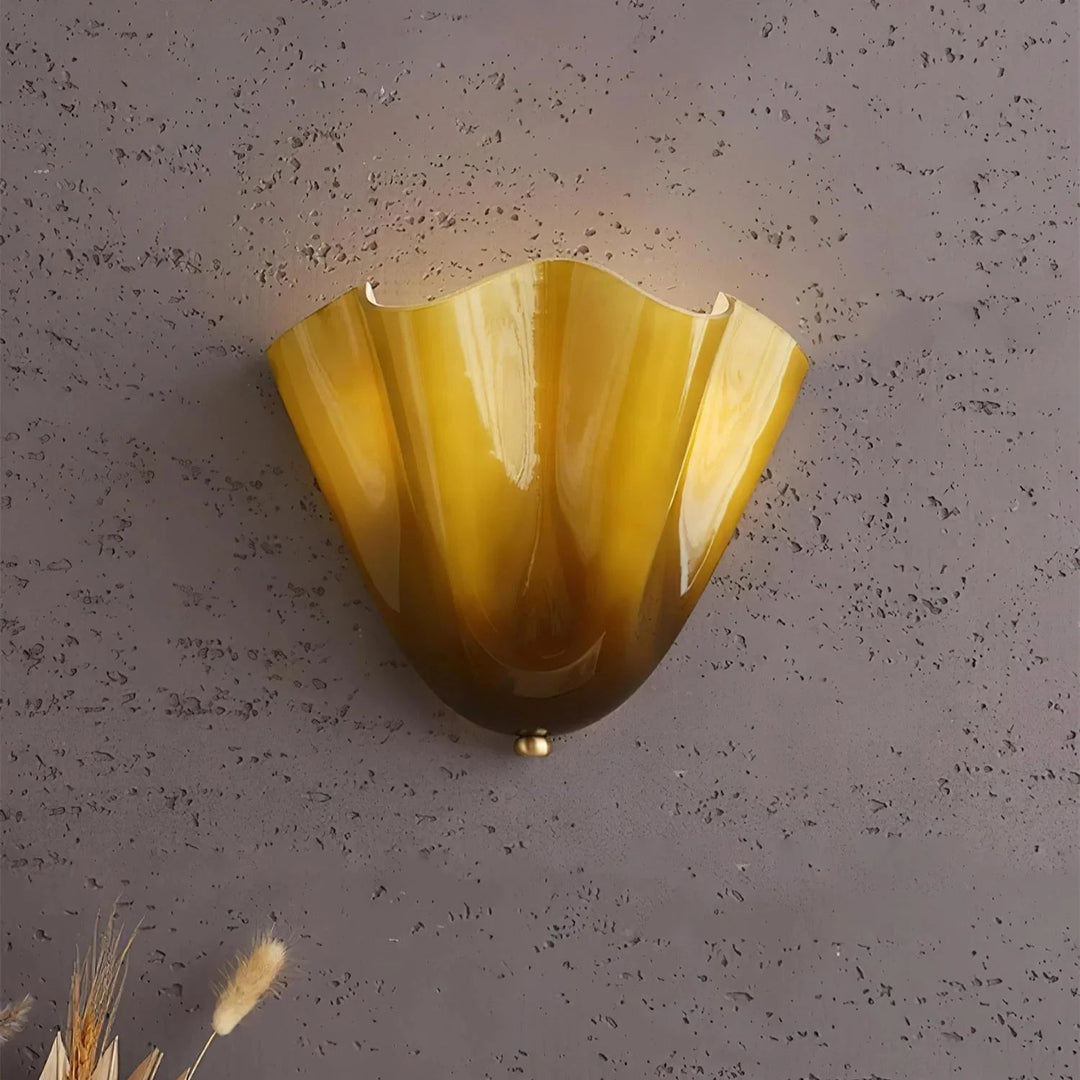 Dekorative Wandleuchte mit Glasschirm im Retro-Stil