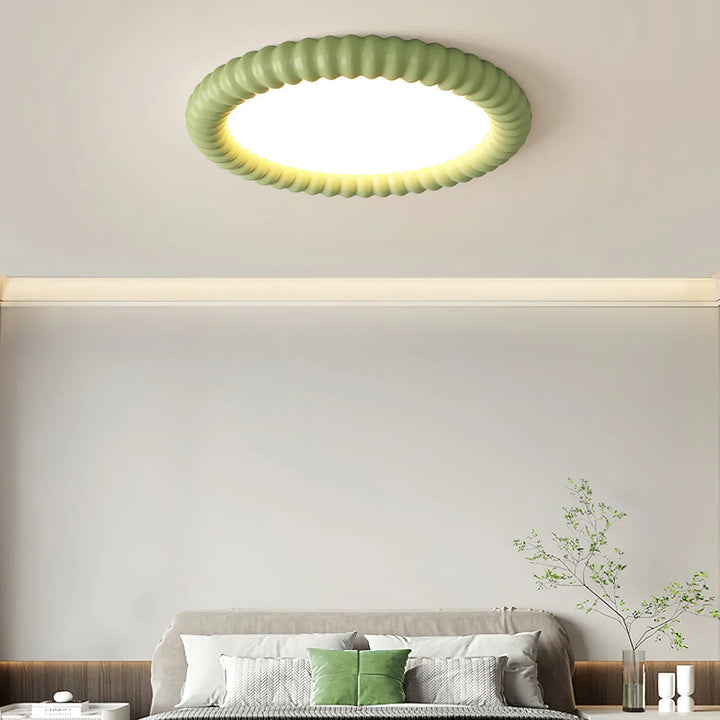Moderne LED-Deckenleuchte mit dekorativem Wellenrahmen