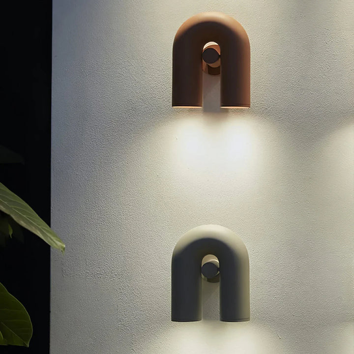 Moderne LED-Wandleuchte in Bogenform