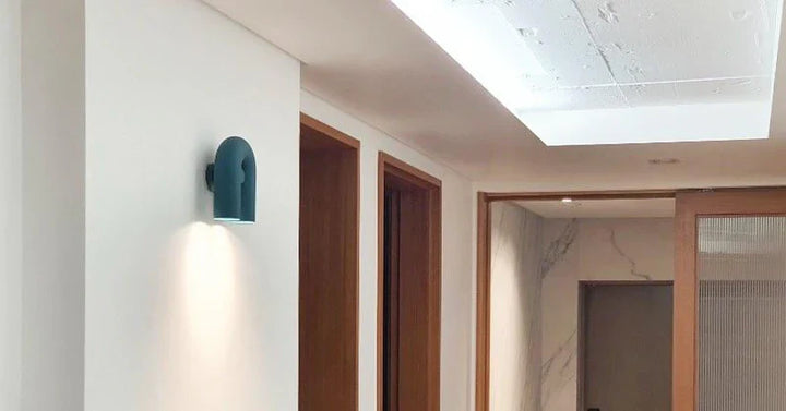 Moderne LED-Wandleuchte in Bogenform