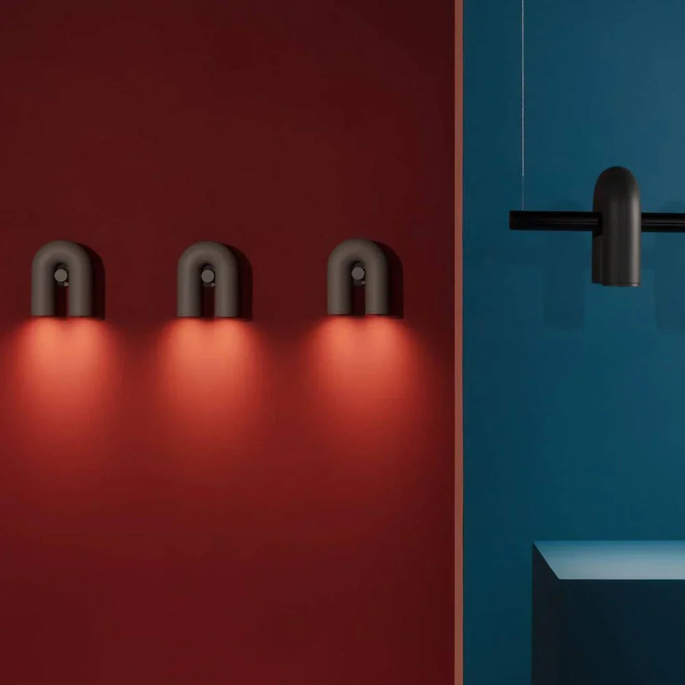 Moderne LED-Wandleuchte in Bogenform