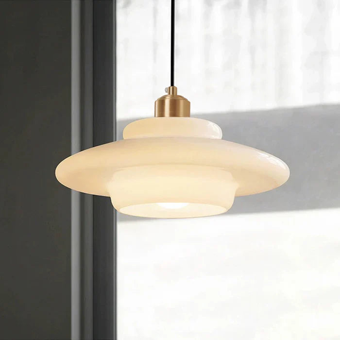 Pendelleuchte mit Milchglas-Schirm