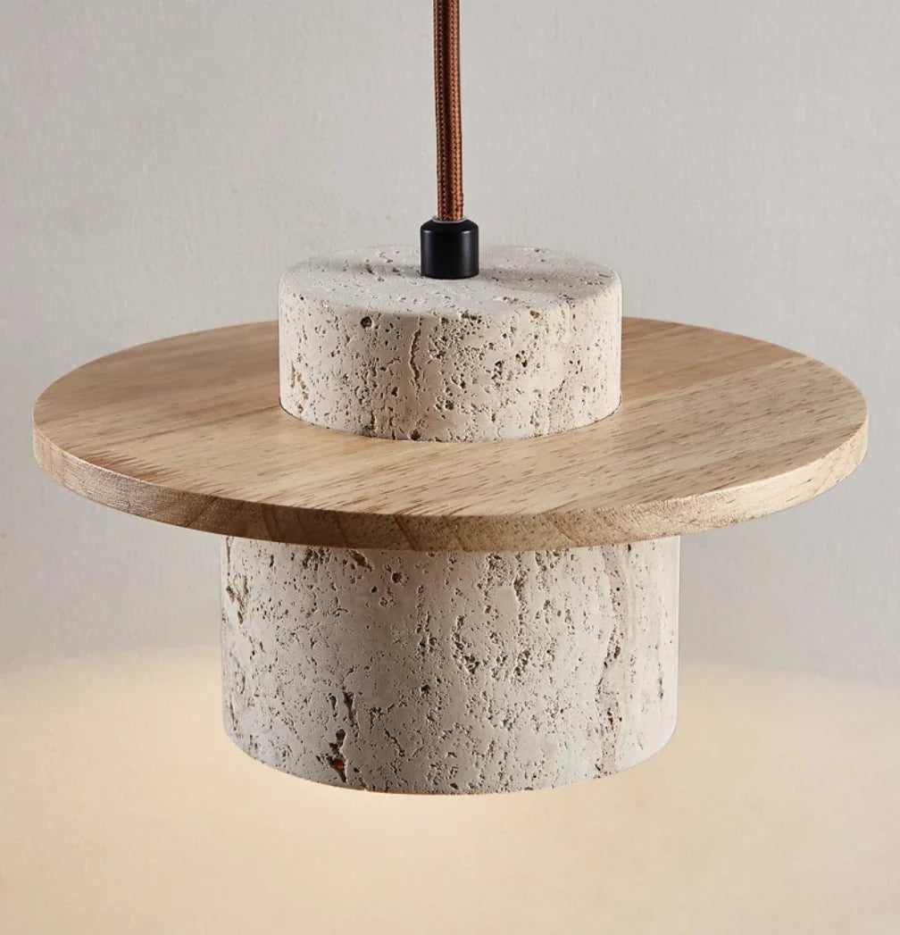 Moderne Pendelleuchte aus Travertin und Holz