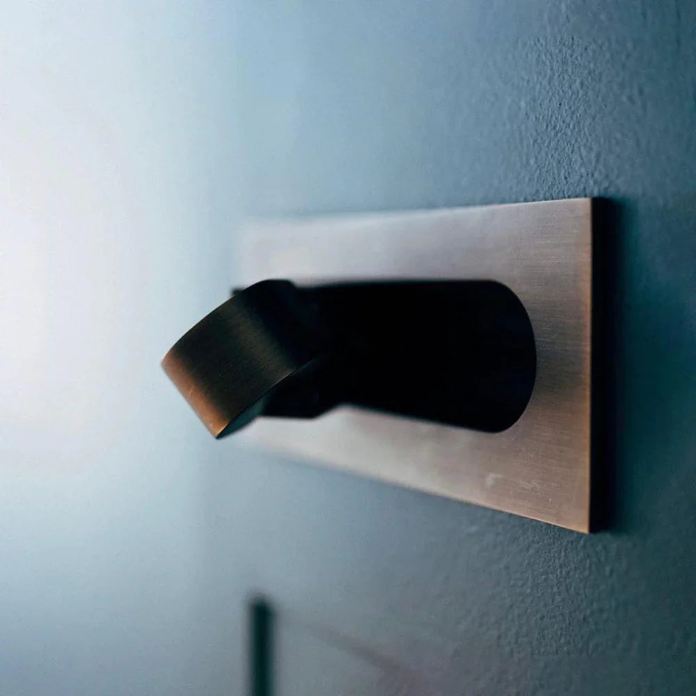 Moderne regulierbare LED-Wandleuchte zum Lesen