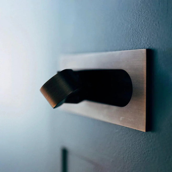 Moderne regulierbare LED-Wandleuchte zum Lesen