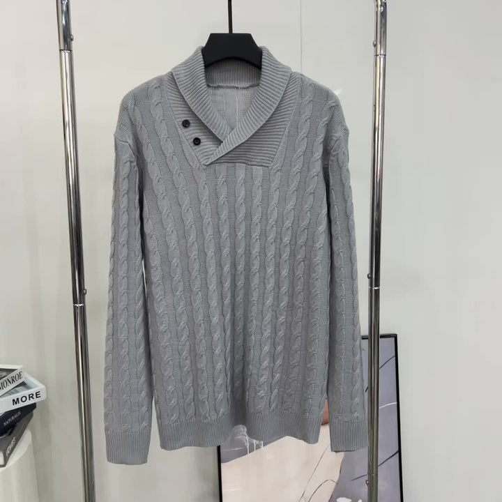 Stilvoller Strickpullover mit Zopfmuster und Knopfkragen