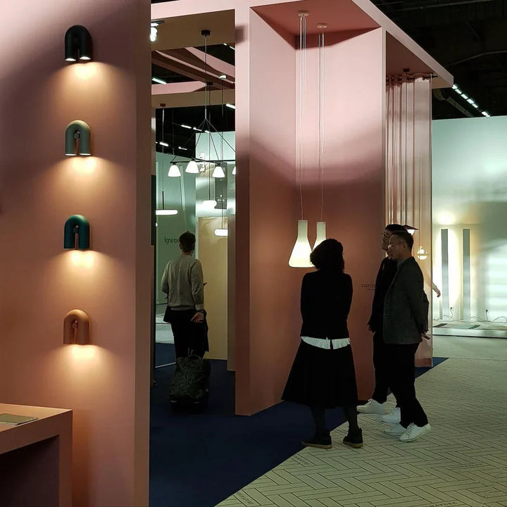 Moderne LED-Wandleuchte in Bogenform