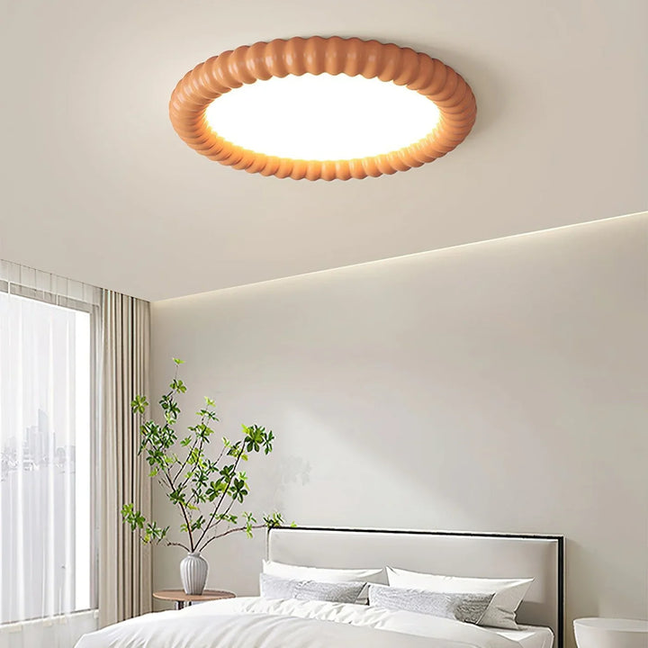 Moderne LED-Deckenleuchte mit dekorativem Wellenrahmen