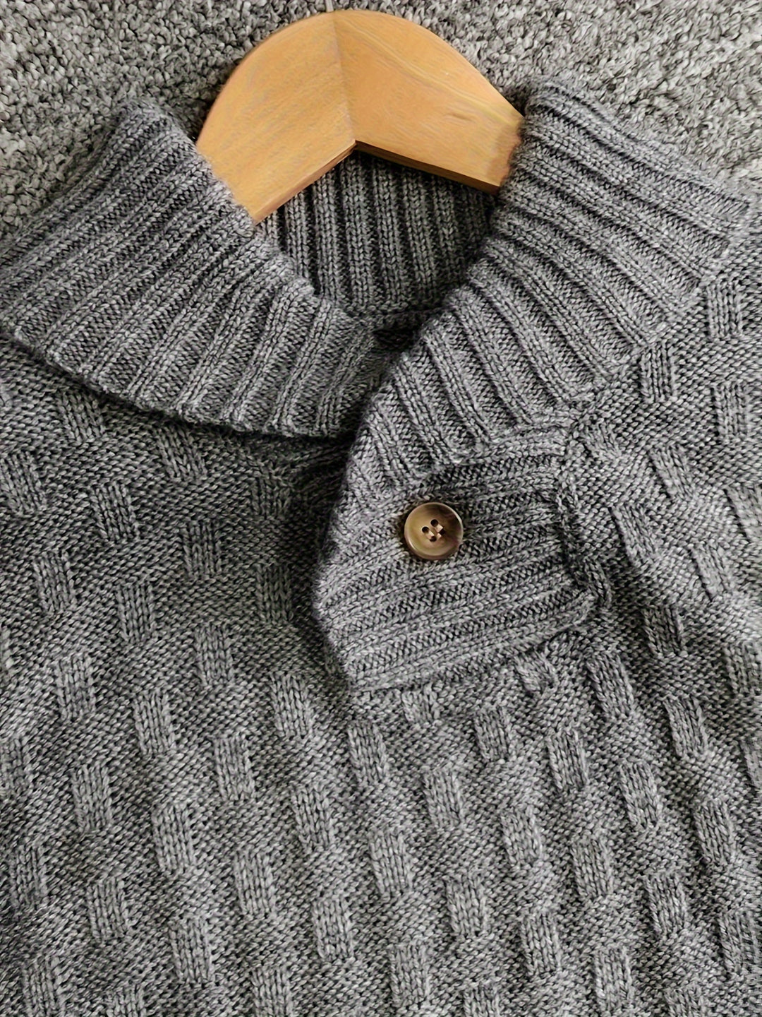 Herren-Strickpullover mit grobem Muster und Knopfkragen