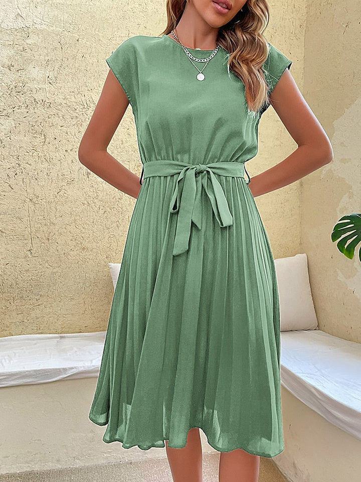 Plisseekleid mit Gürtel und kurzen Ärmeln
