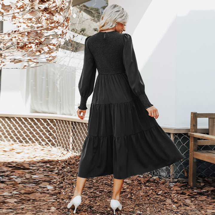 Langes Kleid mit plissiertem Unterteil und langen Ärmeln