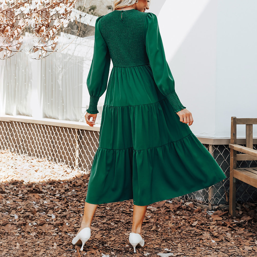 Langes Kleid mit plissiertem Unterteil und langen Ärmeln