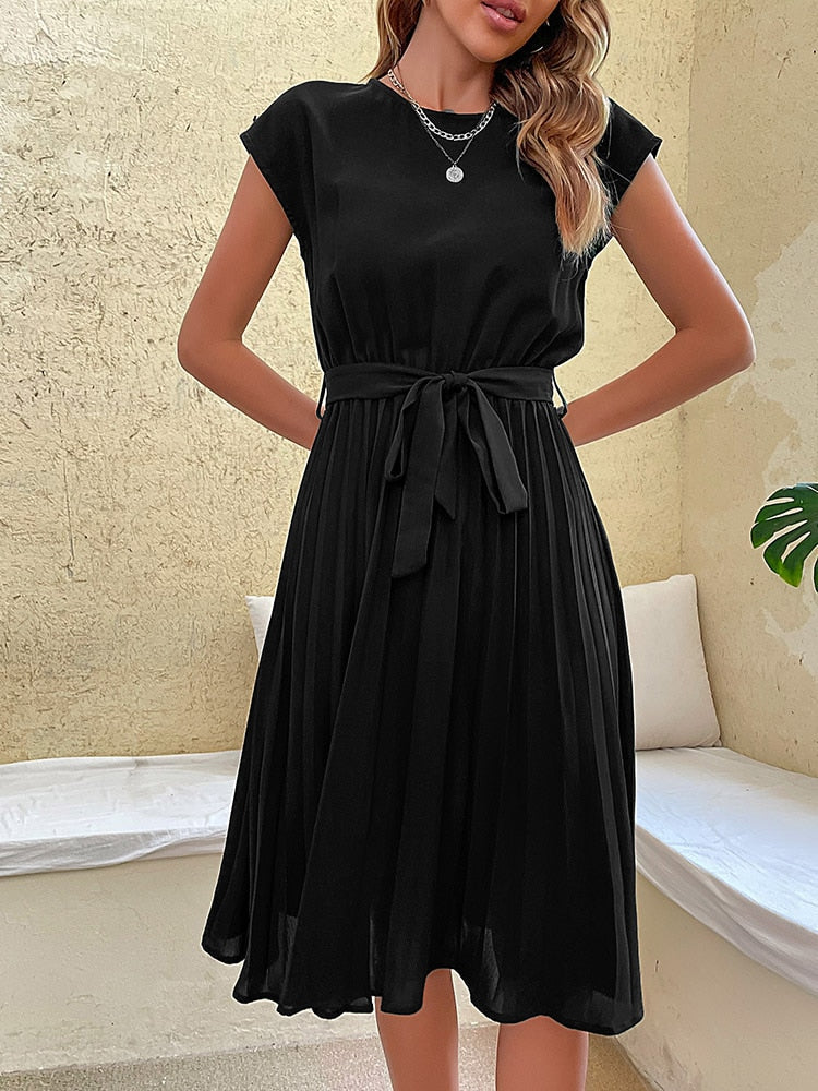 Plisseekleid mit Gürtel und kurzen Ärmeln