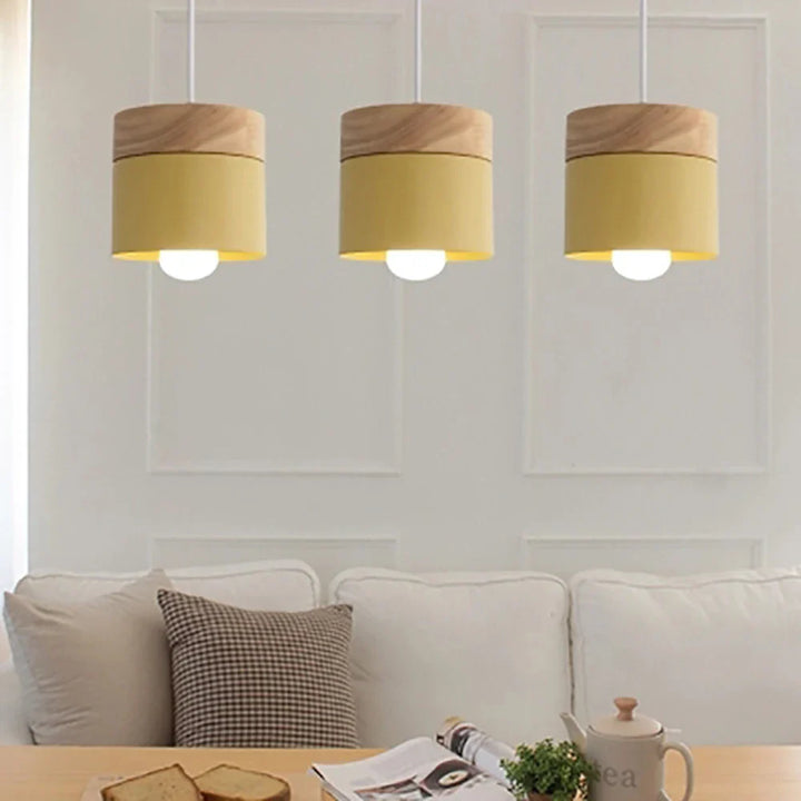 Pendelleuchte im skandinavischen Stil – Metallschirm mit Holzakzent, minimalistisches Design