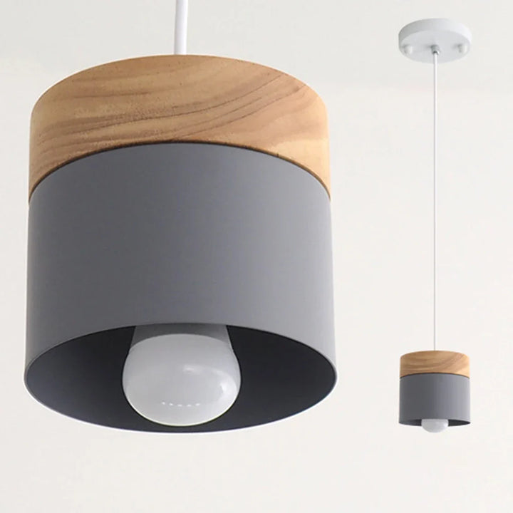 Pendelleuchte im skandinavischen Stil – Metallschirm mit Holzakzent, minimalistisches Design
